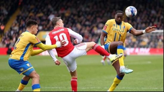Chiến thắng 2-1 trước Mansfield Town không chỉ giúp Arsenal tiến vào tứ kết FA Cup mà còn đánh dấu một cột mốc hiếm thấy khi hai cầu thủ 16 tuổi cùng xuất phát trong đội hình.