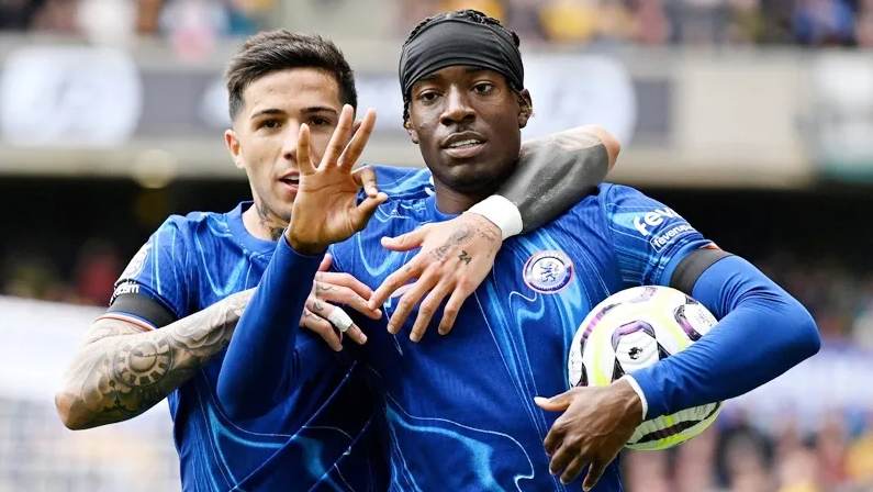 Madueke tỏa sáng đúng lúc, Arsenal chạm cột mốc 100 bàn mùa này.