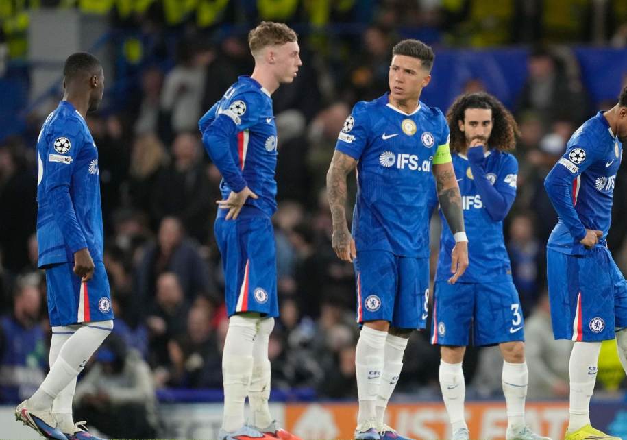 Chelsea sụp đổ trước PSG, Rosenior hứng chịu làn sóng chỉ trích từ khán đài.