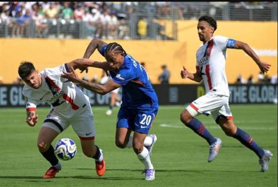 Thất bại nặng nề tại Stamford Bridge khiến người hâm mộ đội bóng thành London không còn giữ được sự kiên nhẫn với HLV Liam Rosenior.