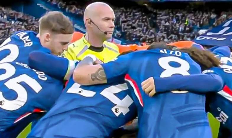 Trọng tài chen vào vòng họp Chelsea, gây tranh cãi dữ dội trước giờ bóng lăn.