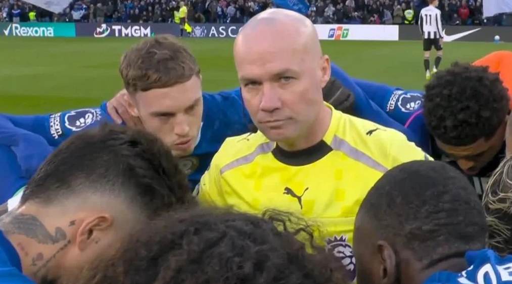 Hành động bất thường của trọng tài Paul Tierney trước trận Chelsea gặp Newcastle đã làm dấy lên làn sóng chỉ trích từ giới chuyên môn.